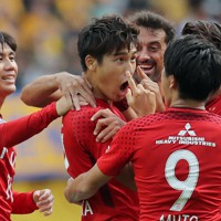 仙台戦でゴールを決めて仲間に囲まれる浦和の橋岡大樹（中央）＝ユアテックスタジアム仙台で2018年10月7日、喜屋武真之介撮影