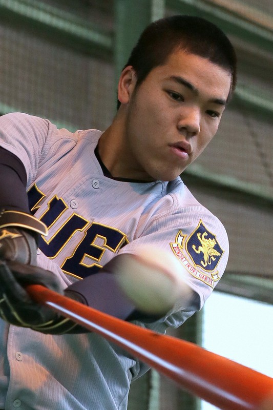 昨夏の甲子園メンバーで投打の中心選手である仙台育英の笹倉世凪=宮城県多賀城市で2020年1月26日、和田大典撮影