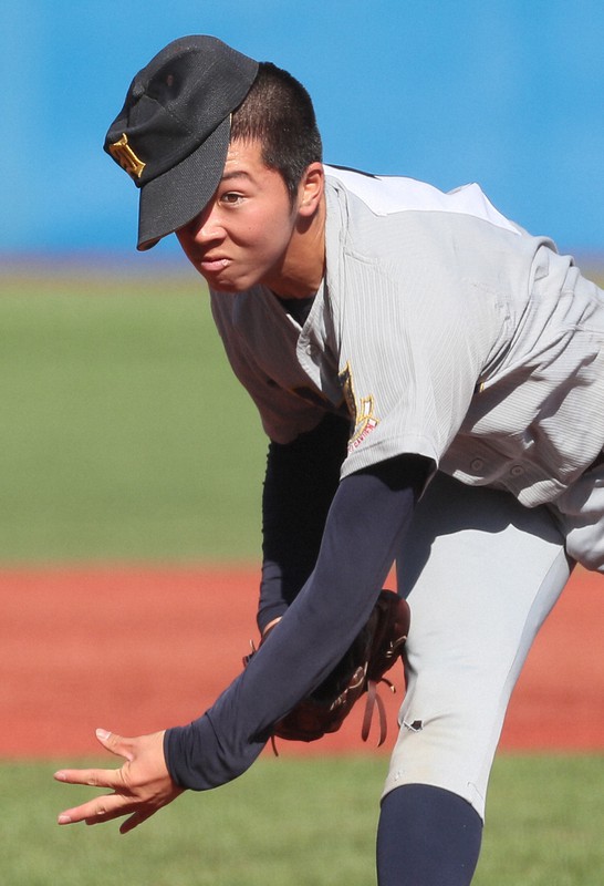 昨秋の神宮大会でエースナンバーを背負った仙台育英の向坂優太郎=神宮球場で2019年11月16日、玉城達郎撮影