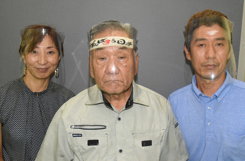 フェースガードを装着した(右から)木村嘉宏社長、父徹さん、姉の吉田史子さん=埼玉県八潮市で