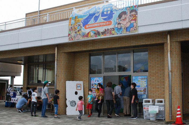 新装開店した「夕海」で地元の魚や野菜を買い求める来場者ら=新潟県柏崎市番神で