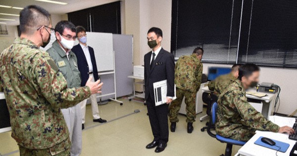 防衛相 自衛隊のサイバー教育視察 ネットワークの防護維持が重要 毎日新聞