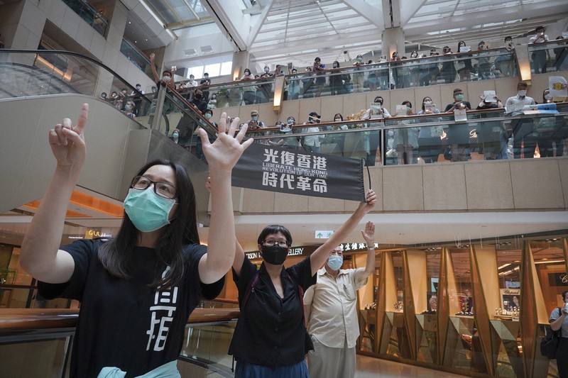 香港国家安全維持法に反対する香港市民＝香港で2020年6月9日、AP