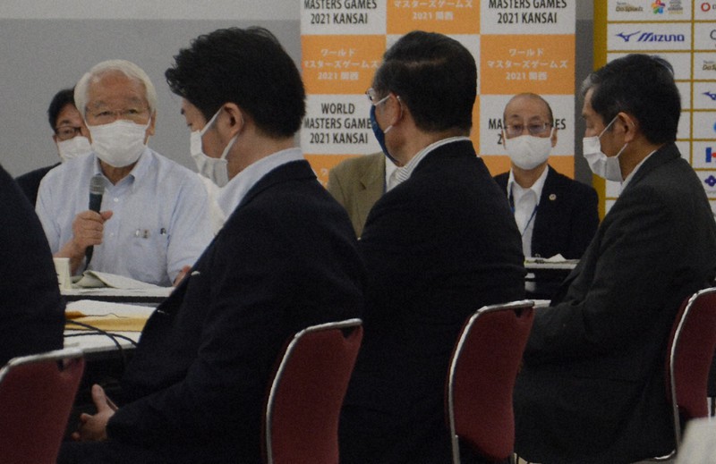 新型コロナウイルスの「第2波」への備えについて、出席した知事らと協議する関西広域連合長の井戸敏三兵庫県知事(左端)=大阪市北区で2020年7月22日午前11時34分、石川将来撮影
