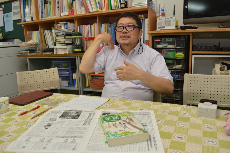 聴覚障害者を取り巻く状況などについて説明する近藤龍治さん=香川県観音寺市で2020年6月11日午後3時36分、金志尚撮影