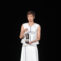 聖火の入ったランタンを手にする池江璃花子＝東京・国立競技場で2020年7月23日午後8時1分（代表撮影）