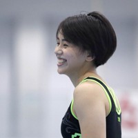 「体操ができるってこんなに幸せなんだ」。練習で笑顔を見せる村上茉愛＝横浜市青葉区の日体大体操競技館で2020年7月13日、宮武祐希撮影