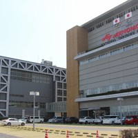 新型コロナウイルスの感染者増で、合宿中止が相次いでいる味の素ナショナルトレーニングセンター（右）と国立スポーツ科学センター＝東京都北区で藤井朋子撮影