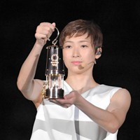 聖火の入ったランタンを掲げる池江璃花子＝東京・国立競技場で2020年7月23日午後8時1分（代表撮影）