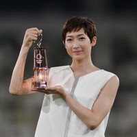 聖火の入ったランタンを掲げる池江璃花子選手＝東京・国立競技場で2020年7月23日午後8時22分（代表撮影）
