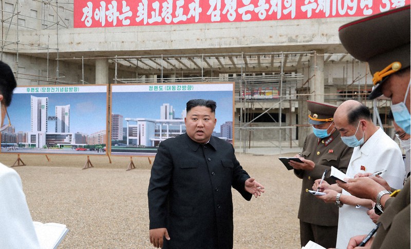 平壌総合病院の建設現場を視察する金正恩朝鮮労働党委員長(中央)。日時は不明。朝鮮中央通信が20日報じた=朝鮮中央通信・朝鮮通信