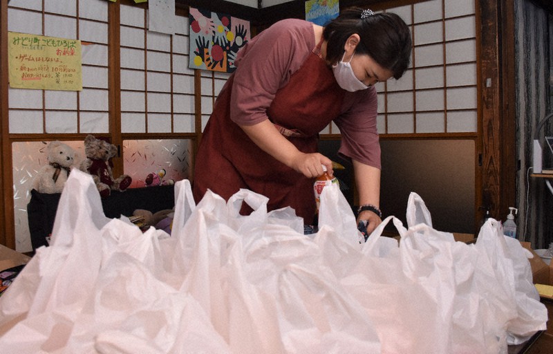「プチ・フードパントリー」の袋詰め作業を行う鈴木さん=山形市で2020年7月10日午後3時29分、日高七海撮影