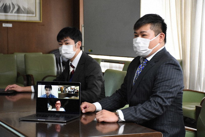柴橋正直岐阜市長に研究内容を伝える川地皐平さん(右)ら=市役所で
