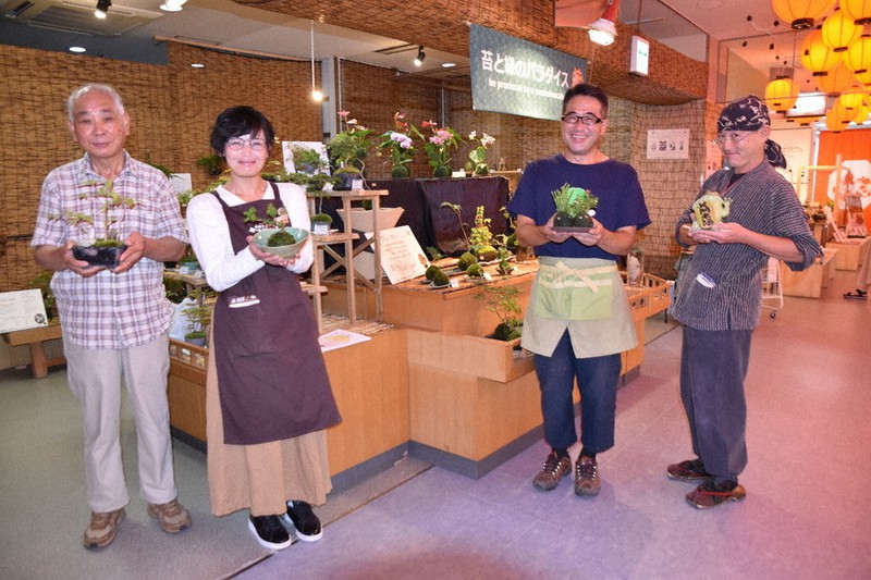 「スタイリッシュな園芸インテリアで癒やし体験をどうぞ」と和モダンエリアの出展者の面々=三重県伊勢市二見町の伊勢夫婦岩横丁で