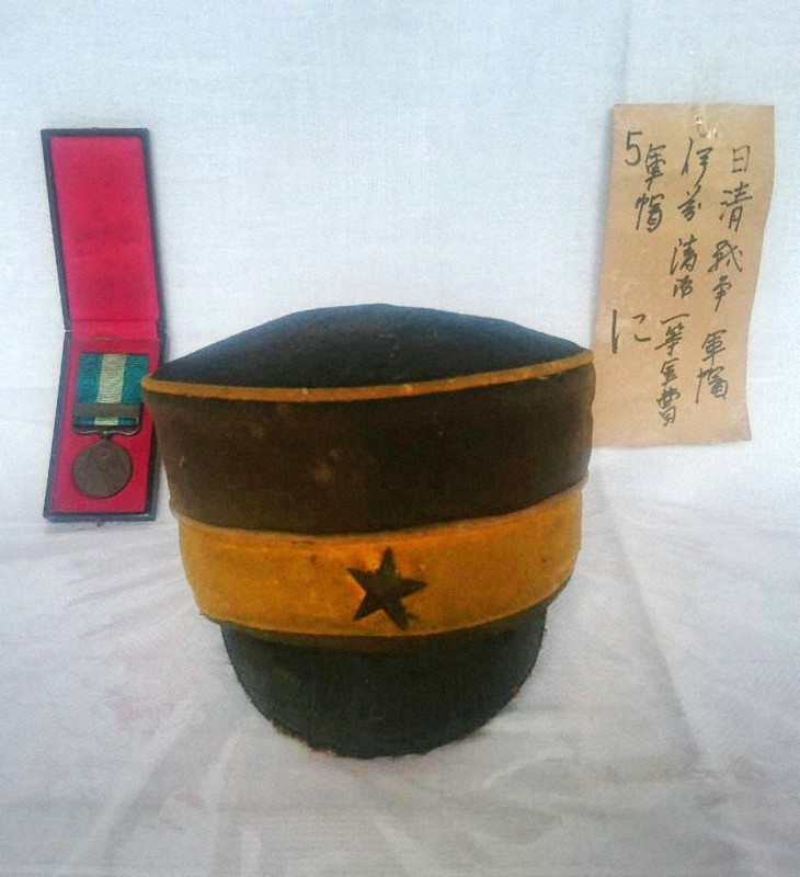 清六の父清治が日露戦争従軍時に使用した軍帽と勲章。清六の生家に残っていた=親族提供