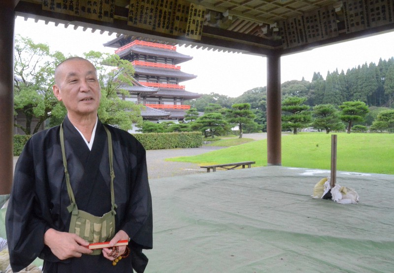 11月の大相撲九州場所が両国国技館で行われることとなり、蓮華院誕生寺の奥之院にある土俵の前で残念がる川原光祐宗務長=熊本県玉名市で2020年7月24日午後3時19分、吉見裕都撮影