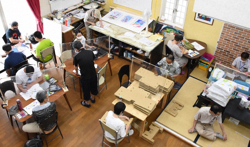 飛沫拡散を防ぐビニールなどが設置されたわんぱく大使館=出雲市東福町で2020年7月6日午前11時11分、前田葵撮影