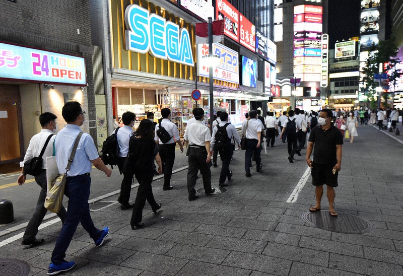 風営法対象店舗への立ち入り調査に向かう警視庁の捜査員や東京都職員ら=東京都新宿区で2020年7月24日午後8時22分、滝川大貴撮影