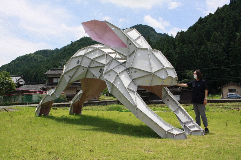 8メートルの巨大ウサギ、野を駆ける あさご芸術の森に新顔 アルミ製