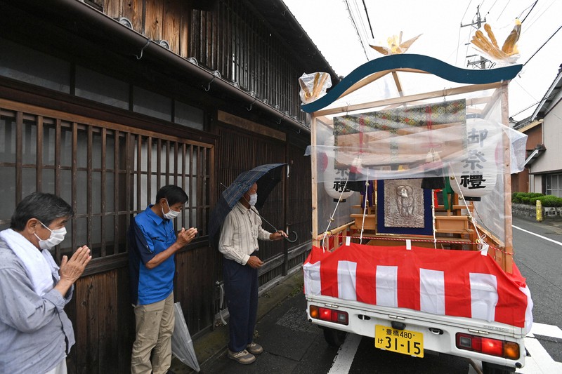 新型コロナウイルスの感染終息を願って町内を巡行するアマビエみこし=愛知県豊川市国府町で2020年7月25日午後0時56分、兵藤公治撮影