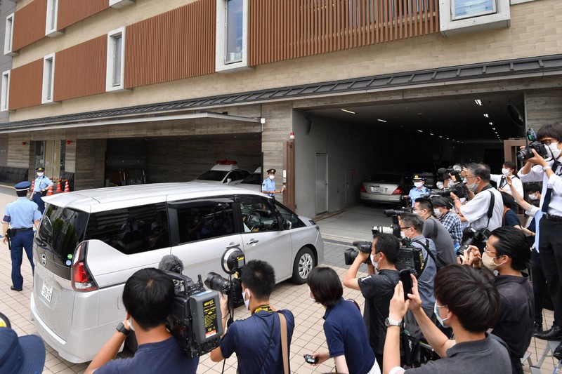 山本直樹容疑者を乗せ、京都府警中京署に入る車両=京都市中京区で2020年7月23日、川平愛撮影
