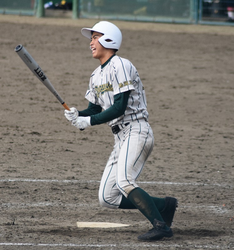 鶴岡東の主将で中軸打者の鈴木喬=盛岡市の岩手県営野球場で2019年10月18日、安田光高撮影