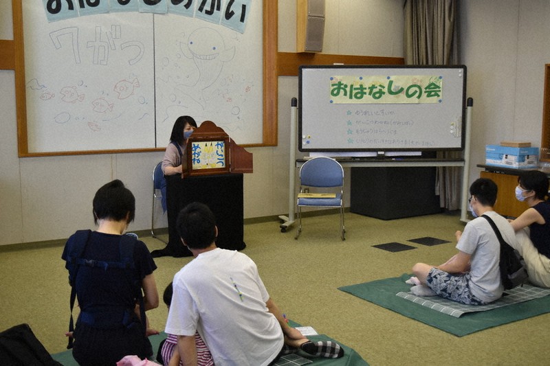 親子連れら参加 絵本読み聞かせ 伊賀市上野図書館 三重 毎日新聞