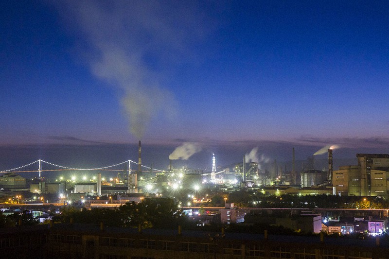日本製鉄室蘭製鉄所や白鳥大橋を望む潮見展望台からの夜景=北海道室蘭市提供