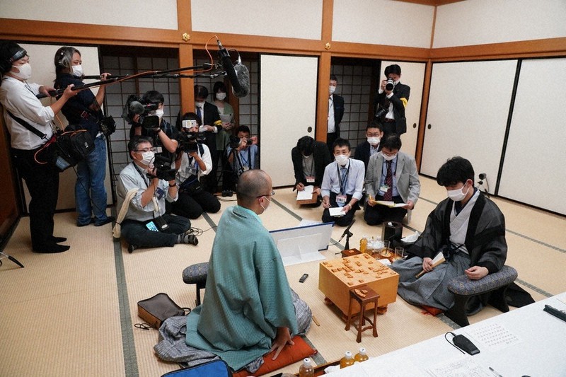 棋聖戦五番勝負では主催社や代表のテレビ局だけが入室した=代表撮影