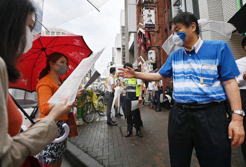 歓楽街で新型コロナウイルスの感染防止を呼びかける河村たかし名古屋市長(右)=名古屋市中区で2020年7月27日午後5時27分、兵藤公治撮影