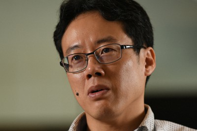 『武器としての「資本論」』を執筆し、インタビューに応じる白井聡さん＝大阪市北区で2020年7月11日、山田尚弘撮影
