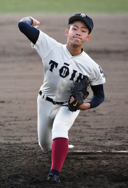 速球が魅力の本格派右腕・大阪桐蔭の関戸康介=奈良県橿原市の佐藤薬品スタジアムで2019年11月4日、山田尚弘撮影