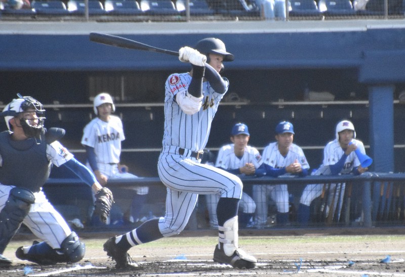 昨秋の関東大会準決勝の健大高崎戦で適時打を放つ東海大相模の山村崇嘉=前橋市の上毛新聞敷島球場で2019年10月26日、池田直撮影