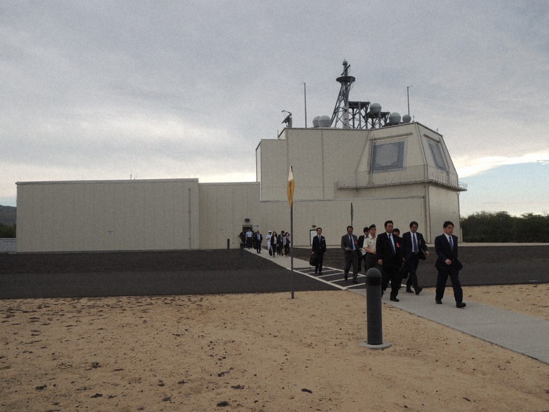 米ハワイ州カウアイ島にある陸上配備型迎撃システム「イージス・アショア」の試験施設の視察を終えた小野寺五典防衛相(右)ら防衛省関係者=2018年1月10日、秋山信一撮影