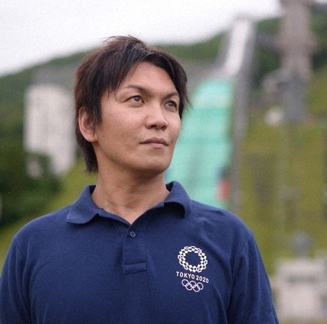 長野五輪の会場にもなった白馬ジャンプ競技場に立つ丸山俊郎さん=長野県白馬村で