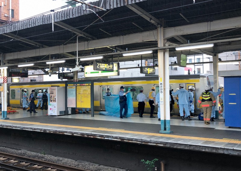 視覚障害者の男性が電車と接触、死亡する事故があった総武線ホームで対応にあたる警察官ら(3番線から1、2番線をのぞむ。右手が下り方向)=JR阿佐ケ谷駅で2020年7月26日午後3時13分、山下浩一撮影