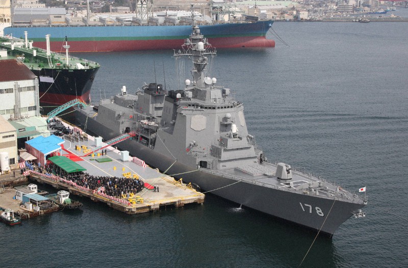 海上自衛隊のイージス護衛艦「あしがら」=長崎市の三菱重工長崎造船所で2008年3月13日、本社ヘリから田中雅之撮影