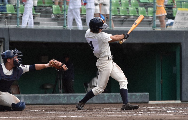 昨年秋の香川県大会準決勝で終盤に逆転適時打を放った菊地柚。「逆転の尽誠」を印象づけた=高松市生島町のレクザムスタジアムで2019年10月6日、喜田奈那撮影