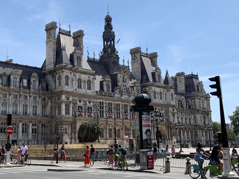 いつものバカンスが始まったパリ  現代フランス健康事情  竹内真里 