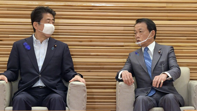 「骨太の方針」を決定する閣議に臨む安倍晋三首相(左)と麻生太郎財務相=首相官邸で2020年7月17日、竹内幹撮影
