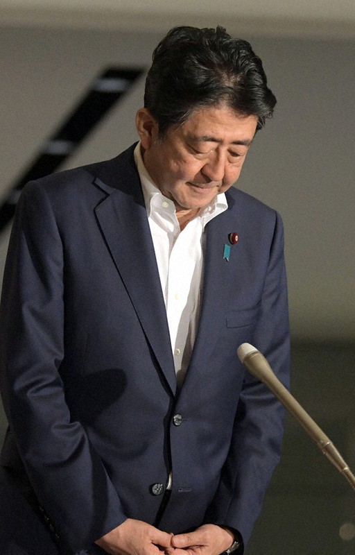 前法相の河井克行衆院議員と妻の案里参院議員の起訴を受け、陳謝する安倍晋三首相=首相官邸で2020年7月8日午後7時37分、竹内幹撮影