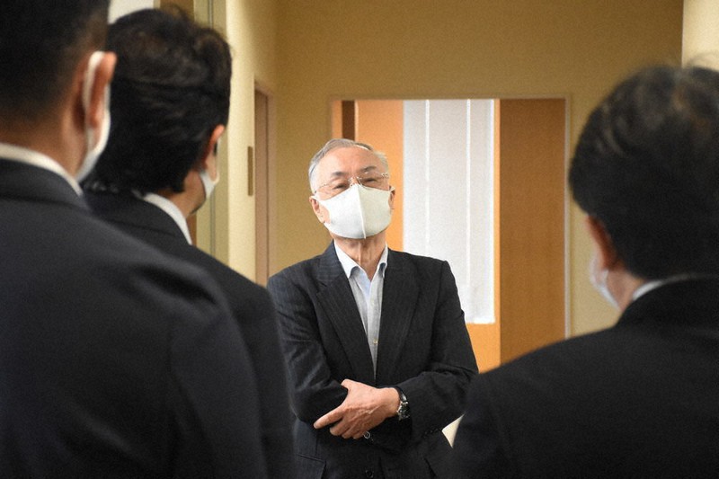 区議たちは予算特別委員会への出席を求めたが石川雅己区長(中央)は拒絶した=千代田区で