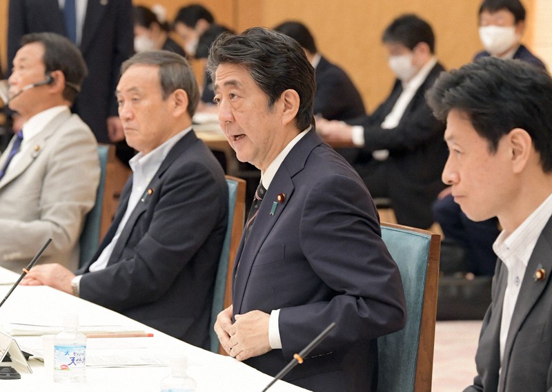 経済財政諮問会議で発言する安倍晋三首相(右から2人目)。右端は西村康稔経済再生担当相=首相官邸で2020年7月30日午後5時37分、竹内幹撮影