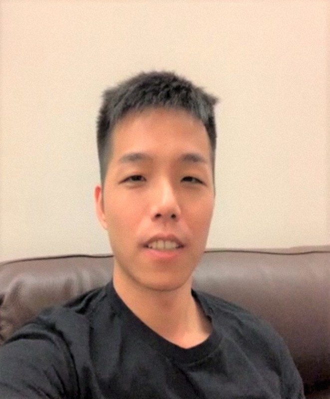 新型コロナウイルスの感染拡大を受け、リモート取材に応じる顔武周さん(スマートフォンの画面を撮影)=香港で2020年7月20日、福岡静哉撮影