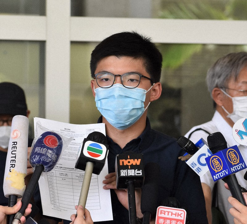 立法会選への立候補を届けた際、記者団の取材に応じる民主活動家の黄之鋒氏=香港・黄大仙で2020年7月20日午後0時34分、福岡静哉撮影