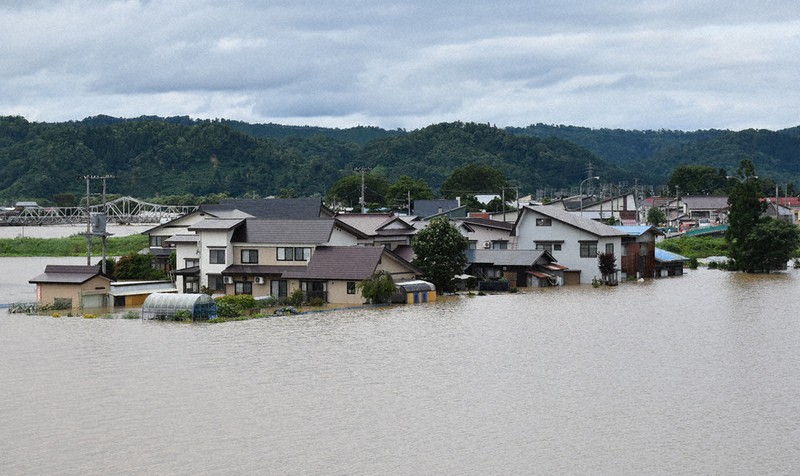 最上川が氾濫し浸水した住宅街=山形県大石田町で2020年7月29日午後0時8分、藤村元大撮影
