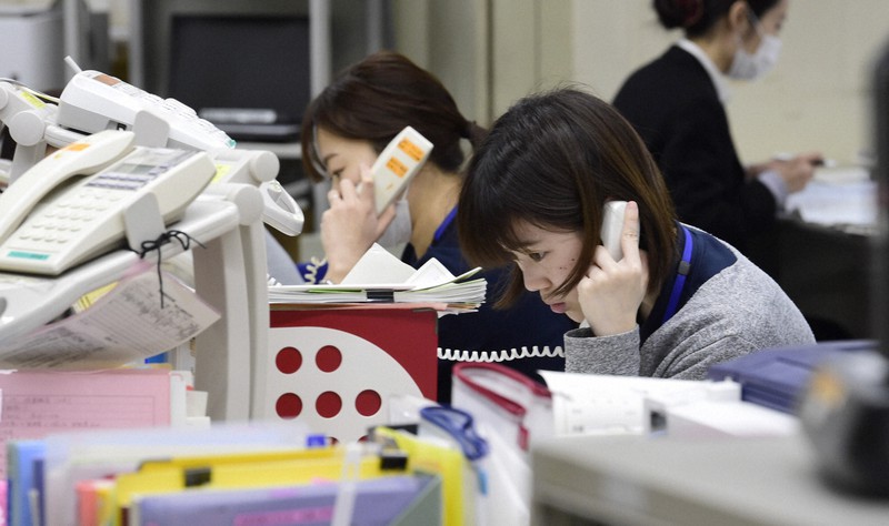 電話相談業務に当たる大阪市の中央区保健福祉センターの職員=2020年4月30日午前10時10分、藤井達也撮影