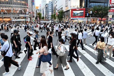渋谷のスクランブル交差点。多くの人がマスクをつけている=2020年7月16日、大西岳彦撮影