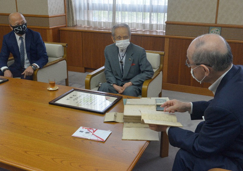 寄贈した図書について谷本正憲知事(右)に説明する大樋陶冶斎さん(中央)と長左衛門さん=石川県庁で、阿部弘賢撮影