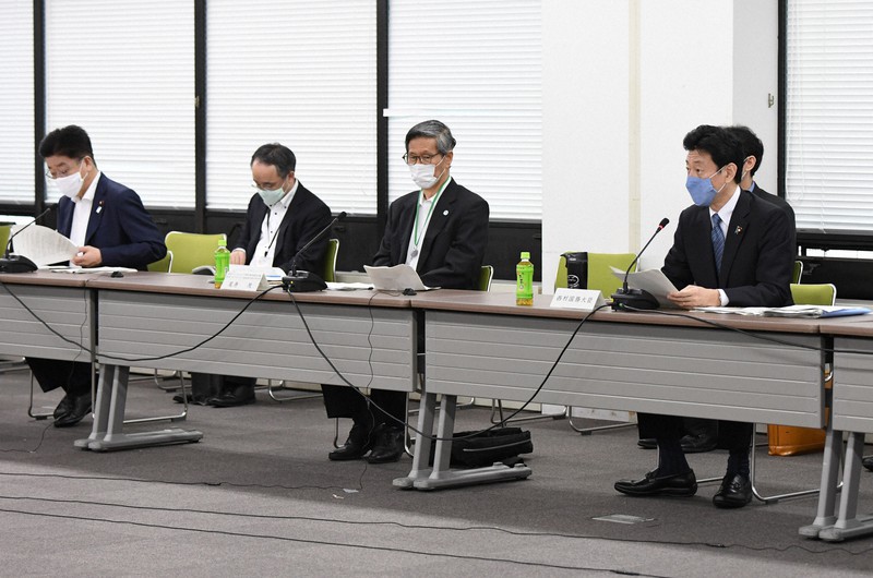 第4回新型コロナウイルス感染症対策分科会の冒頭で発言する西村康稔経済再生担当相(右)。中央は尾身茂会長、左は加藤勝信厚生労働相=東京都千代田区で2020年7月31日午前10時33分、竹内紀臣撮影